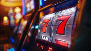 Tampilan Crazy Time di slotbom 77 menampilkan roda putar, dealer langsung, dan antarmuka taruhan